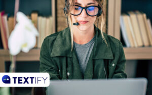 textify automatiseret transskribering kvinde med headset logo venstre
